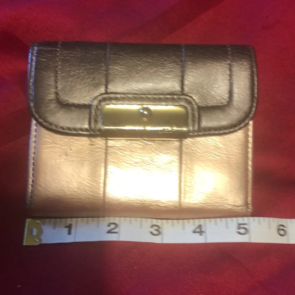 PreOwned - Coach Wallet - snaps and zipper work -7 credit cards slots-5 pockets - Picture 13 of 16
